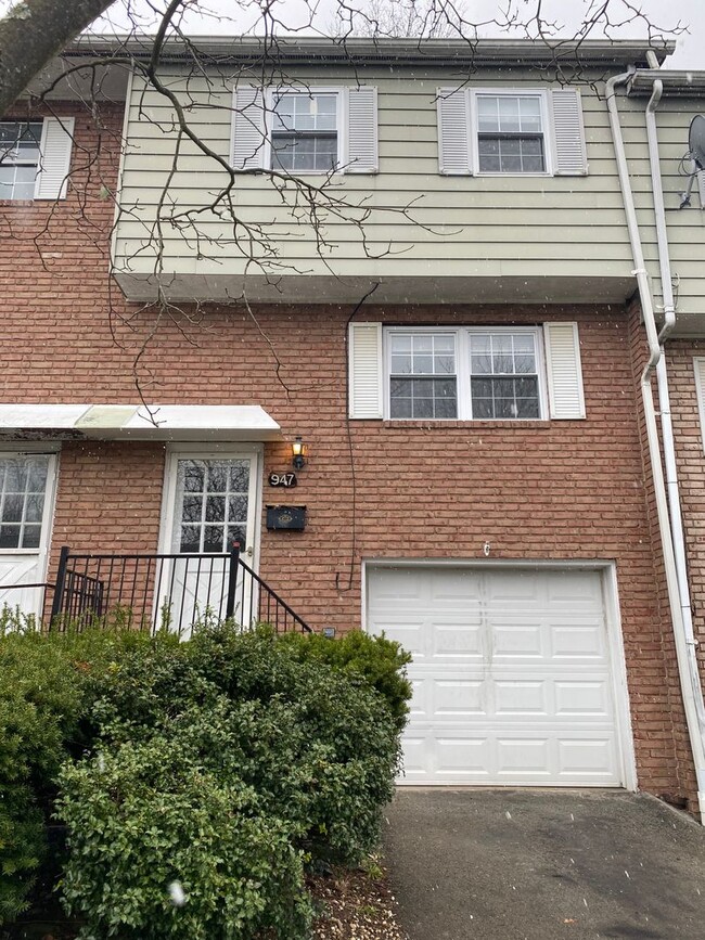 Building Photo - 3 Bedroom Townhouse in Hempfield School Di...