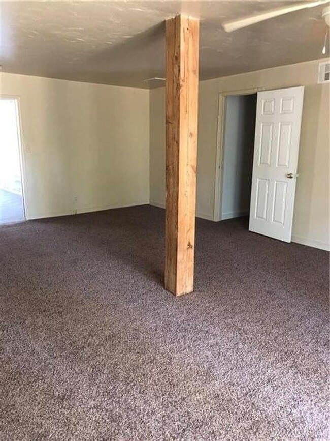 Photo - 218 W Independence St