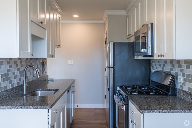 1BR, 1BA - 700SF - Kitchen - 5118 Fairview