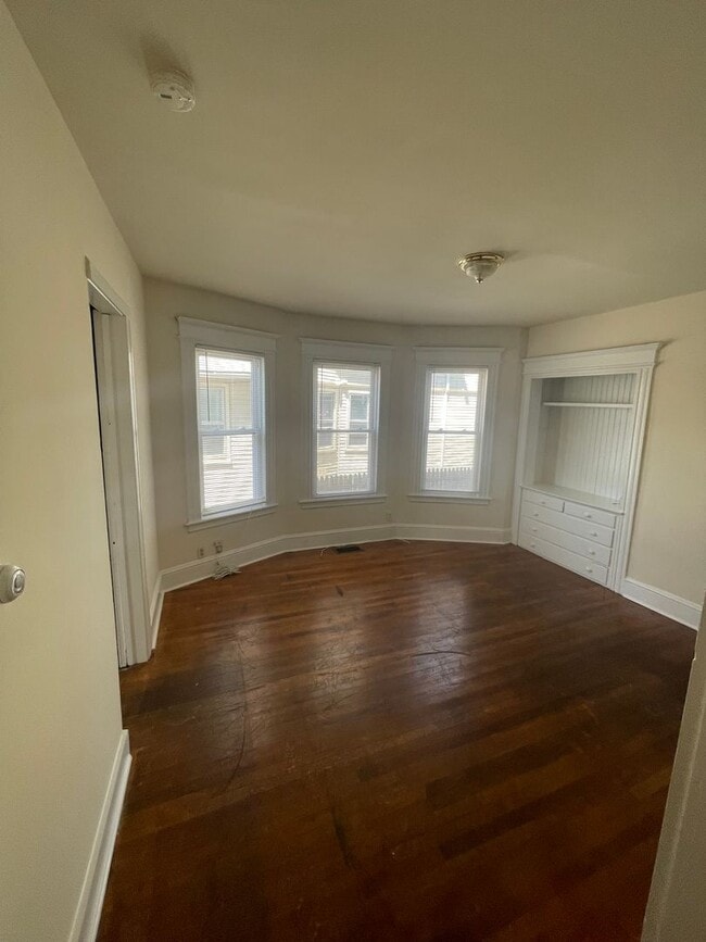 Photo - Noble Ave. 1024-1026 Unit 1026 1st left