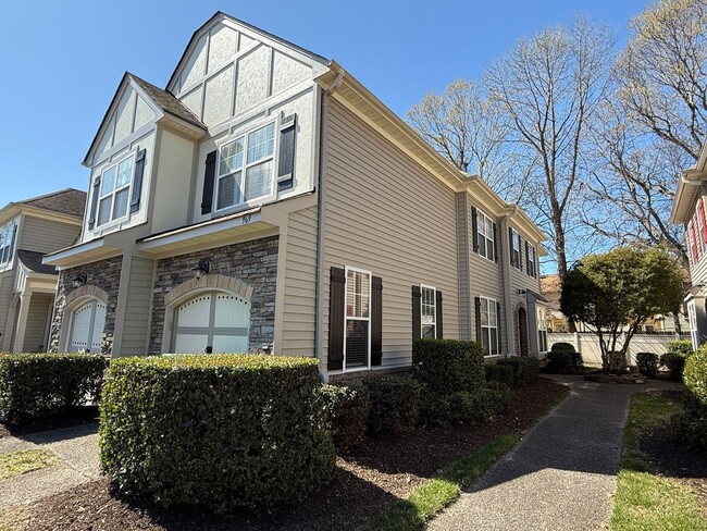 Building Photo - 2BR & 2BA Condo in Central Location w/Garage-Available 06/22/26