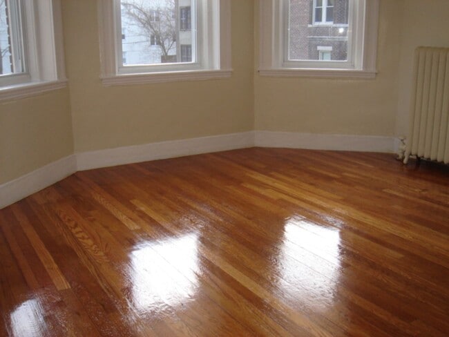 Photo - Renovated May 1 Studio NO FEE Heat HW inc Students ok  Seconds to Green line