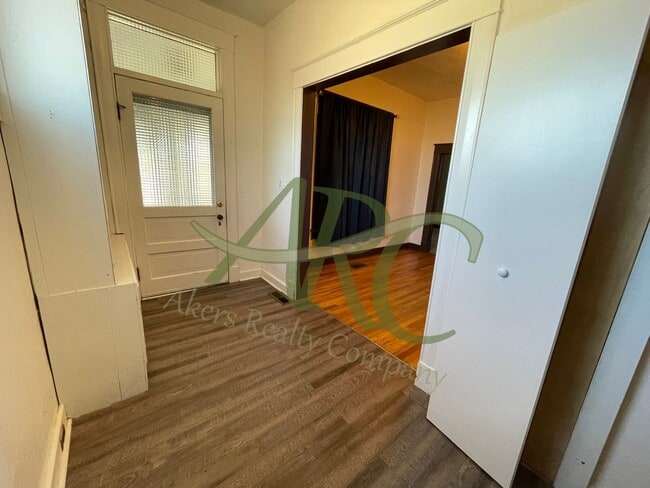 Photo - 501 Van Buren St