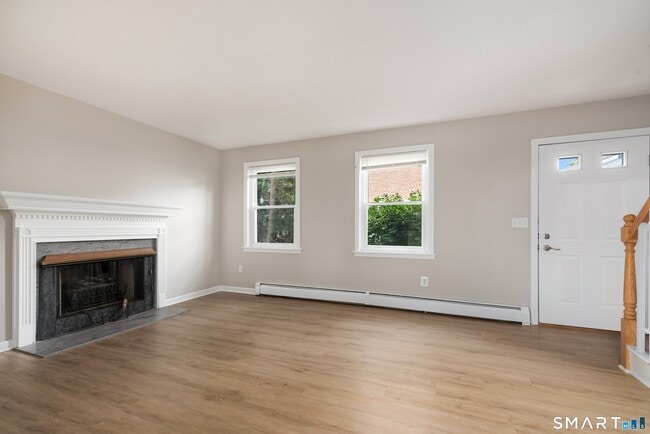 Photo - 40 Kingsbury Ln