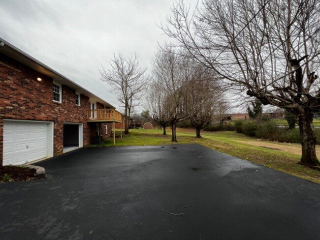 Photo - 911 Maplewood St