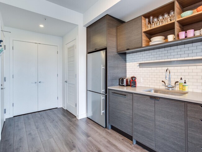 Entry with Coat Closet - 2030 8th St NW Unidad 503