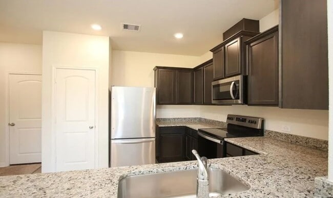 Photo - 549 Bains St