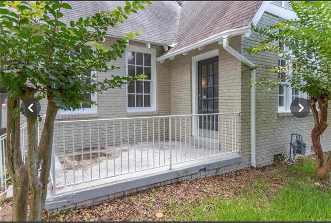 Photo - 2405 College St