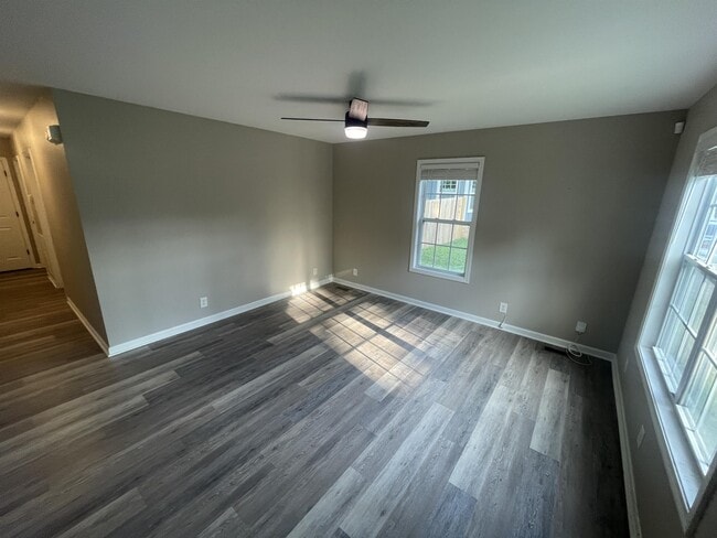 Photo - 321 Rossview Rd