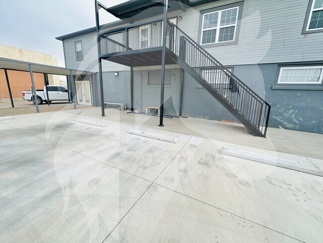 Building Photo - 1623 Main St