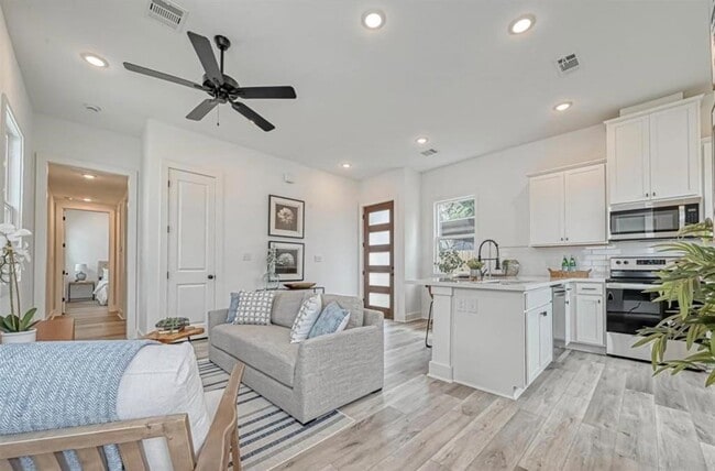 Photo - 8405 Schneider St