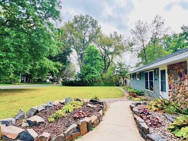 Building Photo - Updated Rambler in Perfect Coon Rapids Loc... Rental