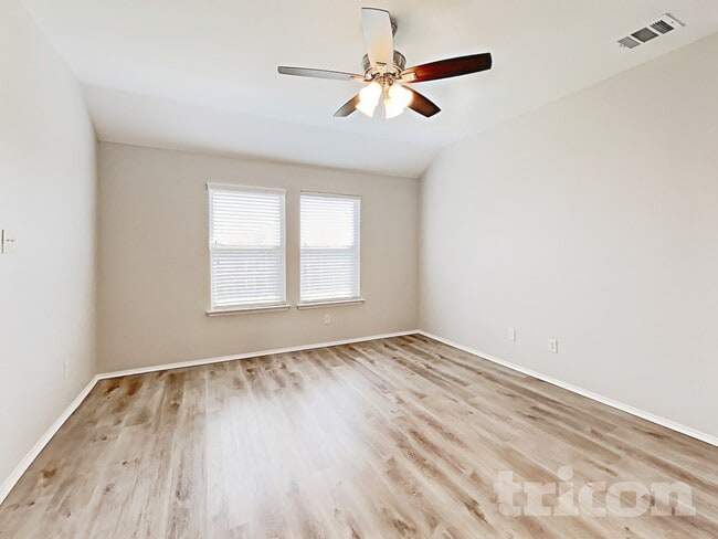 Photo - 221 Thoroughbred St
