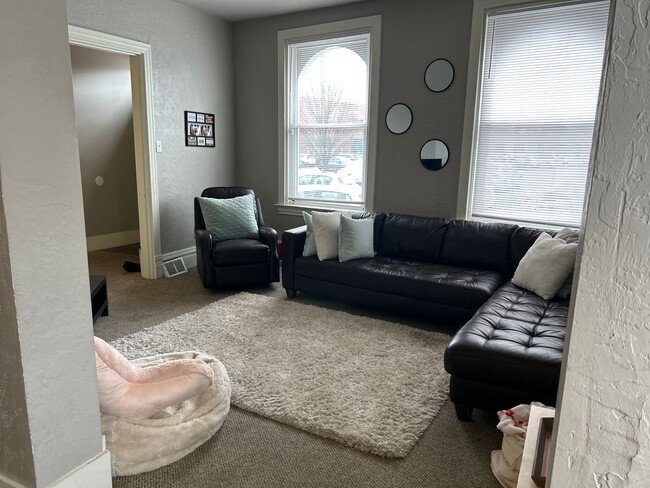 Building Photo - Whole house 4 bedroom