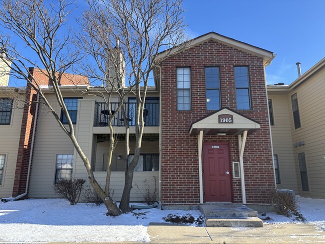 Building Photo - 1905 N Hicks Rd Unit 205