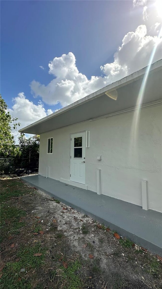 Photo - 685 W 35th St Unit 685