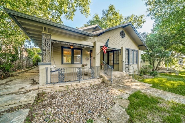 Photo - BEAUTIFUL HOME IN BLUEBONNET HILLS, ALAMO HEIGHTS