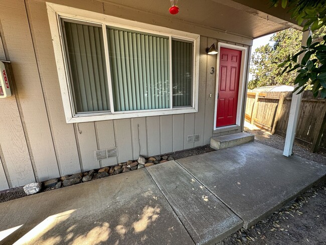 Building Photo - DALLASCT514 Unit 03