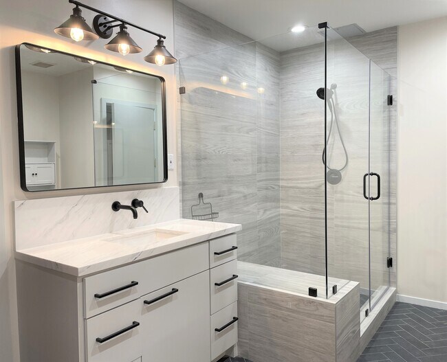 Updated bath with separate his and hers vanity, and large walk-in shower - 505 Bastrop St Unidad 306