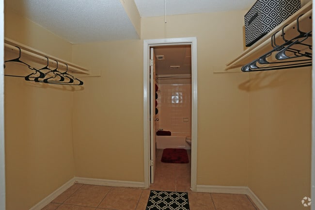 1BR, 1BA - 862 SF Greater Serenity - Closet