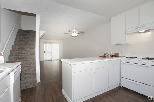 2BR, 2BA - 925 SF