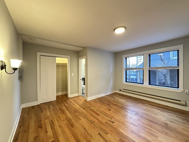 Building Photo - 4550 N Paulina St Unit J08P