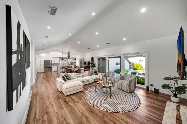 Photo - 19841 Henshaw St