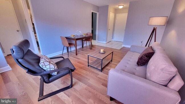 Building Photo - 1021 Arlington Blvd Unit 1117