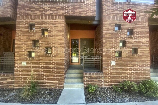 Building Photo - 2200 Tremont Pl