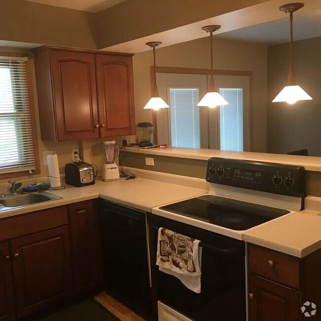 Building Photo - Awesome 3 BR/1 BA End-Unit Townhome in Min...