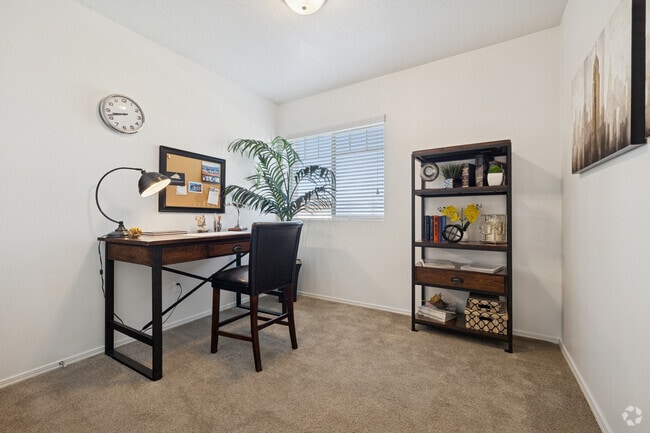 2BR, 2BA - 1,010SF