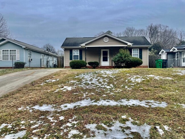 Building Photo - Welcome to this charming 3-bedroom, 2-bathroom home located in the vibrant city of Charlotte, NC.