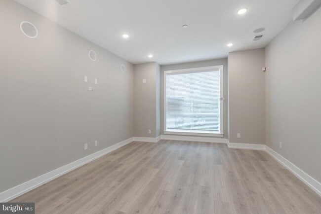 Building Photo - 2550 N Howard St Unit 2