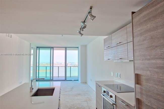 Building Photo - 650 NE 32nd St Unit 3403 Rental