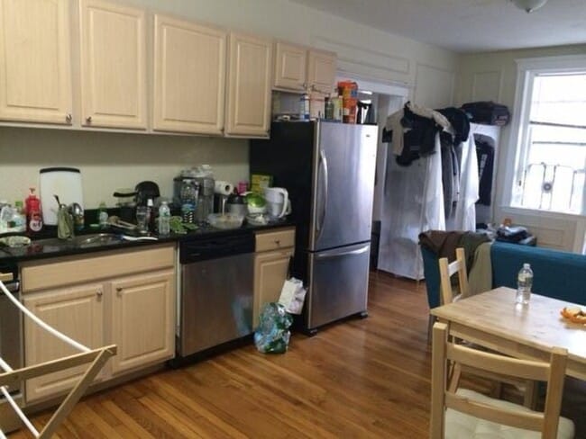 Building Photo - 2BR 1Bth unit. Heat/Hot Water included. Great location!