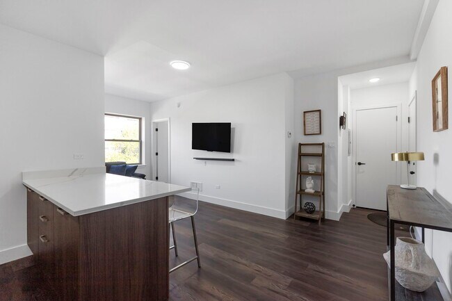 1555 W Hollywood Ave Unit 401