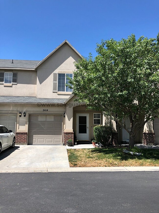 Building Photo - Modern Townhome in Gated Community