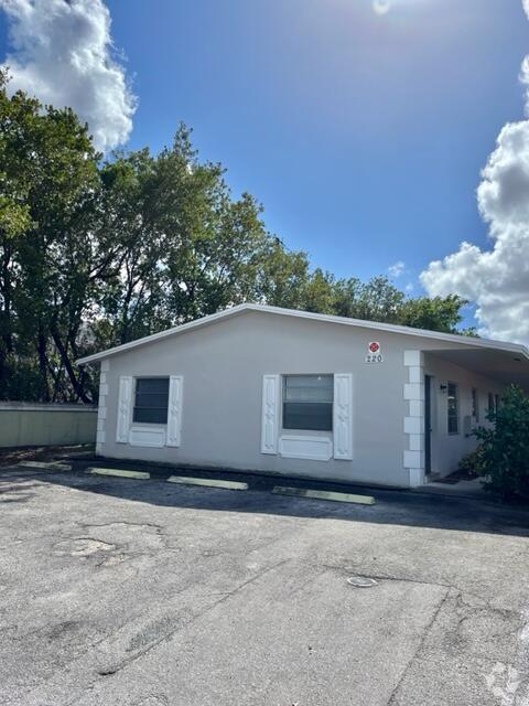 Building Photo - 220 SW 8th St Rental