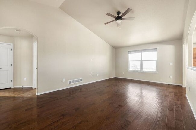 Photo - ***WINTER SPECIAL $2695.00 a Month *** 5 b...