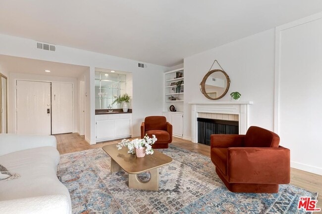 5625 Cambridge Way Unidad 203