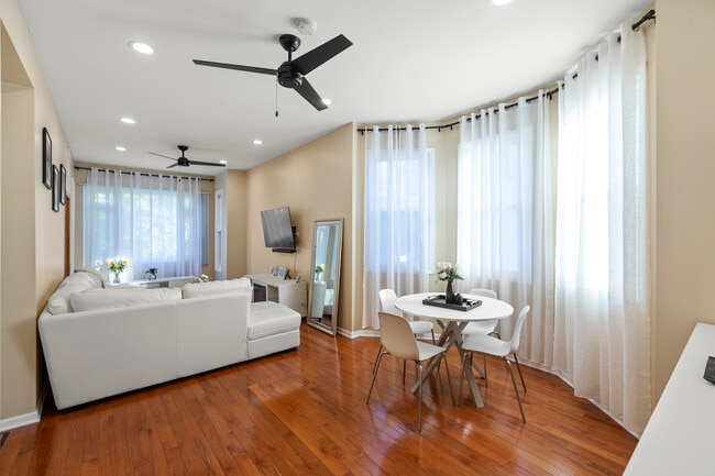 Photo - 2028 N Hamlin Ave Unidad 2