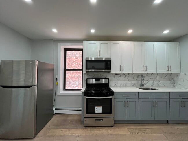 Building Photo - 326 Avenue E Unit 3