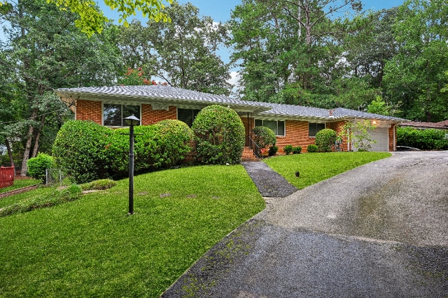 Photo - 703 Waterford Rd NW