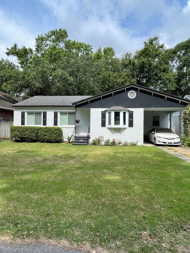 Building Photo - West Ashley Home in Pinecrest Gardens!
