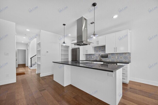 4413 Roseland Ave