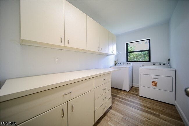 Building Photo - 1250 Riverbend Dr