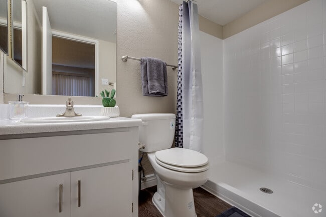 2BR, 2BA - 822 SF