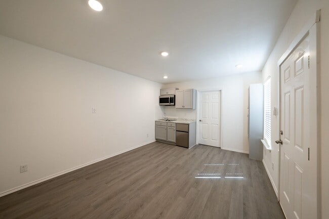 Photo - 220 E San Jose St Apartment