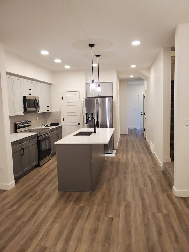 Photo - 17314-1736a 6a St NE