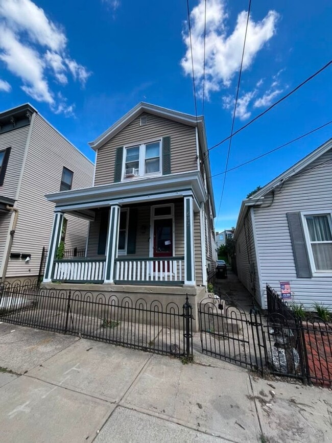 Building Photo - 622 W 12th St Unit #1